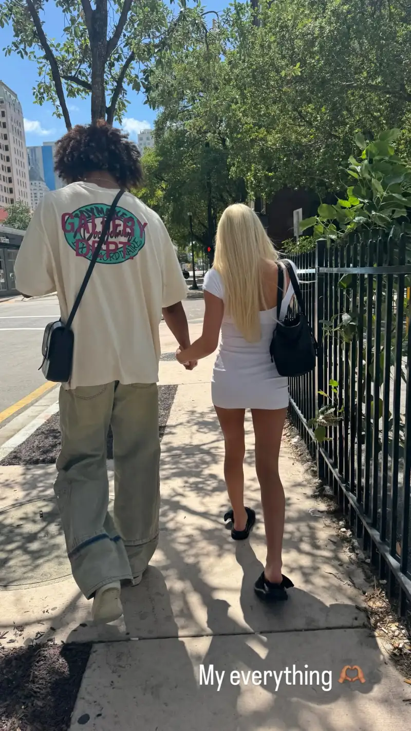 开云体育-花哥与花嫂！弗劳尔斯晒出与女友手牵手背影照：我的一切