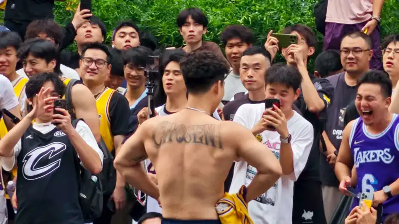 开云体育官方下载-人声鼎沸！詹姆斯中国行路人露出Chosen 1纹身